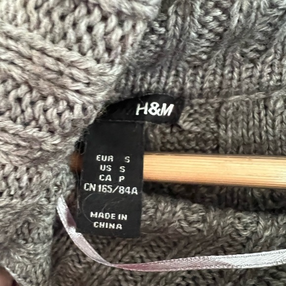 H&M Cable Knit Sweater Cape 🪴 - Picture 3 of 4